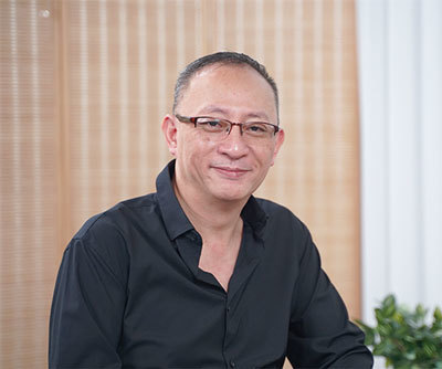 香港D100電臺主持人傑斯因發起資助在臺港人眾籌活動,遭港警指控「洗黑錢」、「資助分裂國家」。圖為2020年10月8日接受大紀元《珍言真語》節目採訪。(關永真/大紀元)