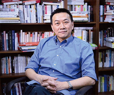 香港資深編輯、電臺主持及專欄作家,網上媒體《852郵報》創辦人暨總編輯游清源。(宋碧龍/大紀元)