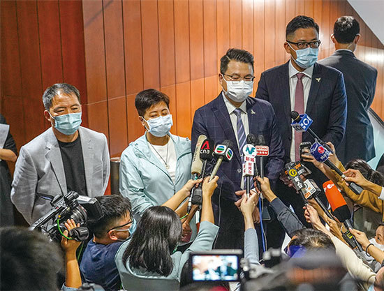 2020年11月12日,香港民主派會議召集人、民主黨主席胡志偉與黨友尹兆堅、林卓廷、黃碧雲遞交辭職信,揮手告別立法會,吸引大批傳媒採訪。(余鋼/大紀元)