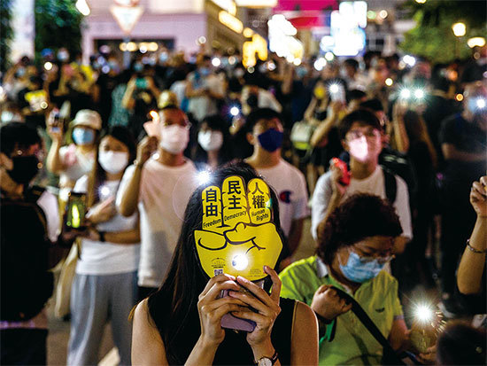 2021年6月4日,警方以防疫為理由禁止支聯會在維園舉行「六四」燭光晚會。入夜後,市民燃起燭光,亮起燈海,行使自己的表達權利。(Isaac Lawrence/AFP)