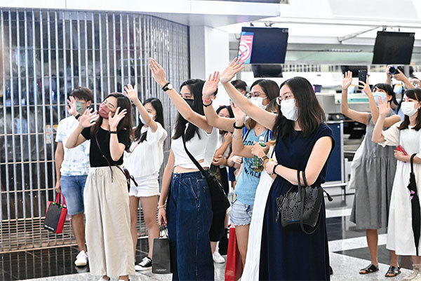 2021年6月30日，在離境大堂，親友相擁告別。（宋碧龍／大紀元）