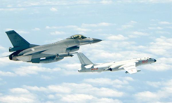 在習近平治下，中共加大了打擊臺灣「維護主權」的力度，頻頻派遣戰鬥機和轟炸機入侵臺灣領空。圖為臺灣空軍監控繞臺共軍軍機。（Handout / Taiwan Defence Ministry / AFP）