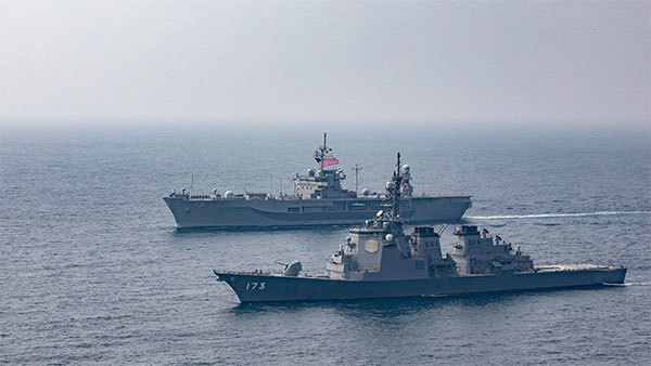 日本海上自衛隊與美國海軍進行聯合演訓。（美國太平洋艦隊Flickr）