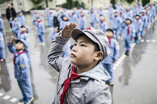 評論指6歲的孩子長期被洗腦灌輸，會逐漸排斥西方、敵視美國，10年後他們16歲，都成了紅衛兵了！（Fred Ddufour / AFP）