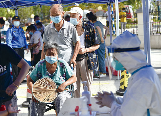 中共隱瞞疫情再次耽誤了防控時機，也麻痺了大多數人、包括醫療機構。圖為2021年8月5日，南京市居民排隊檢測中共病毒。（STR / AFP）
