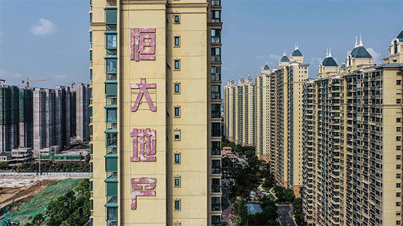 恒大不僅是一個普通的房地產集團,中共認為它是中國經濟繁榮的象徵。它的消亡可能對全球經濟造成致命打擊。圖為2021年9月17日江蘇省淮安的恒大住宅區。(STR/AFP)