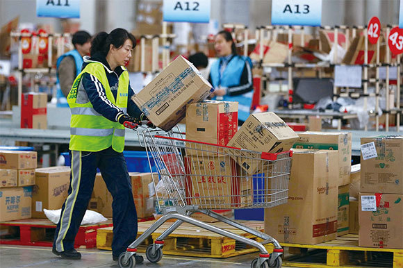 毛左文章稱，從螞蟻上市被叫停、阿里被罰182億元，到中央提出走「共同富裕」道路……顯示中國正在發生一場深刻的變革。圖為阿里巴巴一處集散發貨點。（AFP）