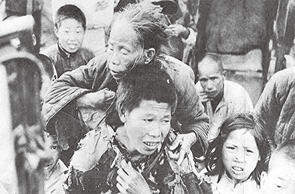 文革發動的原因，普遍的說法是毛澤東為了鬥倒劉少奇，奪回因為大饑荒（圖）死亡幾千萬的人禍而失去的黨內權力。如今的「習近平思想體系」，很明顯是在向毛體系靠攏。（資料圖片）