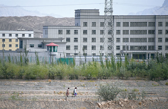 文革式的「革委會」這個角色被「610辦公室」以及「職業再教育營」這樣的機構以改頭換面的方式繼承下來並持續使用。圖為2019年新疆阿爾圖克斯再教育營。（Greg Baker / AFP）