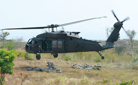 美國潰敗式的撤離給塔利班留下了至少價值850億美元的軍事裝備，包括7萬3000多輛各式軍用車輛、數量超過全球85％國家的黑鷹直升機（圖）及逾百架輕型飛機等。（Ted Aljibe / AFP）