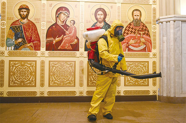 在世紀大瘟疫斂取500萬條人命,重挫世界經濟、改變世界生態之後,人們赫然發現中共偽政權是人類的公敵。圖為2021年10月19日,莫斯科列寧格勒火車站的東正教教堂進行消毒。(Kirill Kudryavtsev / AFP)