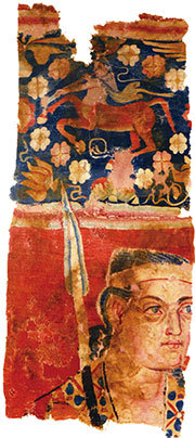 和田出土的山普拉掛毯,畫上織有一名武士與希臘半人馬,人馬的斗篷與武士領子上的圖案是原始希臘圖案在中亞的變體。推定文物年代為公元前3世紀至4世紀。(公有領域)