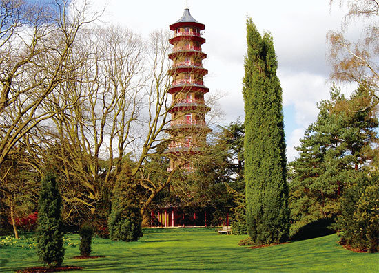英國倫敦西南郊的泰晤士河畔列治文區邱,原是英國王家園林。圖為邱園內的中式寶塔建築。(Targeman/維基百科)