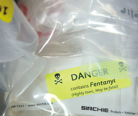 美國人大量從中國網購,含芬太尼止痛藥在美氾濫。芬太尼原料主要來自中國,俗稱叫「中國女孩」(China Girl)、「中國城」(China Town)、「中國白」(China White)。(Drew Angerer/Getty Images)