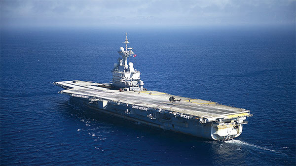 截至2020年4月19日,法國戴高樂號航空母艦上1760名艦員中,1081名艦員確診染疫,幾乎占總數的三分之二。圖為2011年8月12日戴高樂號航母駛往法國南部土倫港。(Bertrand Langlois/AFP)
