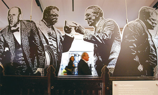 表面上挫敗的共產極權,戴上「民主社會主義」的面具潛入各國政府,悄悄改造世界的政治生態。圖為2004年紐約市一展覽,顯示1912年總統選舉四位候選人包含民主黨、共和黨、進步黨及社會主義者。(Mario Tama/Getty Images)