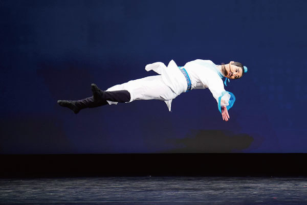 第九屆新唐人「全世界中國古典舞大賽」2021年9月5日決賽,青年男子組參賽選手肖大衛表演舞蹈《酒飲興會》。(戴兵/大紀元)