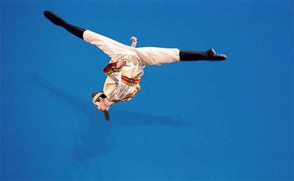 舞蹈演員穿著深負道德與使命重擔的古人的衣袍,不可思議的瞬間翻騰,半空中猛烈劈腿,一次又一次挑戰身體的極限。圖為少年男子組參賽選手蔡承廷在複賽中表演舞蹈《臥薪嘗膽》。(戴兵/大紀元)