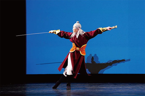 青年男子組參賽選手趙錚表演舞蹈《壯心不已》。(戴兵/大紀元)