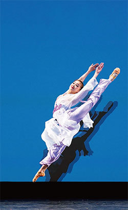 青年女子組參賽選手張中天表演舞蹈《晨光詩興》。(戴兵/大紀元)