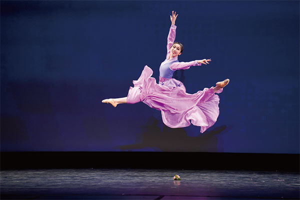 在中國古典舞中,女子舞蹈展現了突破性別疆界和禁錮的渴望。圖為青年女子組參賽選手楊美蓮表演舞蹈《塞外昭君》。(戴兵/大紀元)