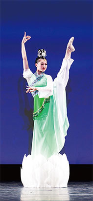 今年有一個突出的主題:稍縱即逝的時光。圖為青年女子組吳瑞玄表演舞蹈《一瞬芳華》。(戴兵/大紀元)