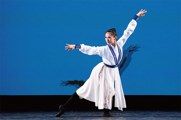 青年女子組付百合表演舞蹈《道風舞韻》。(戴兵/大紀元)