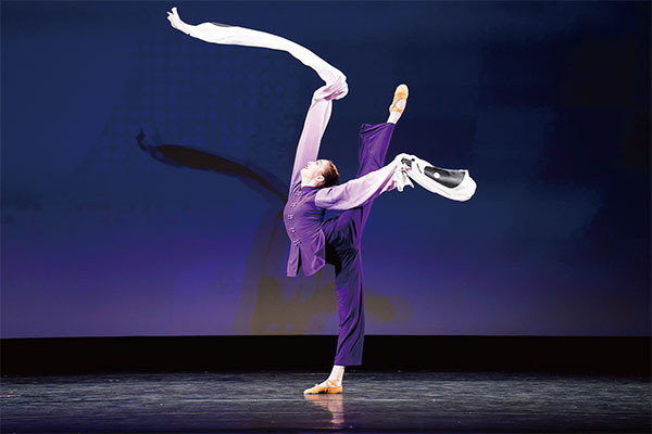 少年女子組茉莉表演舞蹈《長袖舞韻》。(戴兵/大紀元)