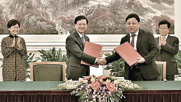 2017年12月14日《大陸與香港特別行政區關於就採取刑事強制措施或刑事檢控等情況相互通報機制的安排》在北京簽署。林鄭月娥(左一)、李家超(左二)、孫力軍(右二)、趙克志(右一)。(香港政府新聞處網站)