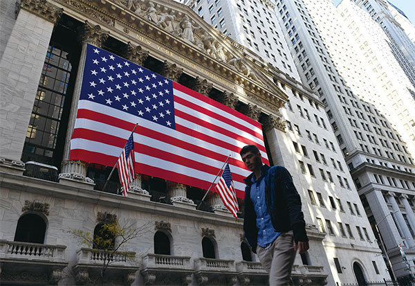 華爾街的直接投資及帶給中國的高科技企業孵化機制,創造了與美國競爭的中共高科技產業。圖為紐約華爾街的紐約證券交易所。(Angela Weiss / AFP)