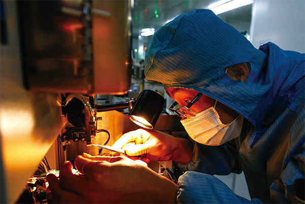 芯片是中國大陸高科技的短板,中共正大力推動芯片研發與生產。圖為2020年2月16日江蘇省泗洪市一條智能芯片生產線。(STR / AFP)