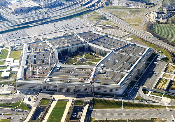 美國人工智能總體上仍領先中共,但美國軍方得不到私人企業的協助,而中國企業必須服從政府,因此中共軍方AI應用很可能將超越美國。圖為美國國防部五角大樓。(Staff/AFP)