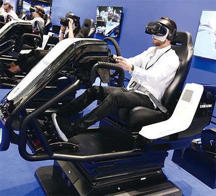 「元宇宙」是一個沉浸式的共享虛擬空間,人在這個虛擬世界中,不僅有視覺、聽覺,還有觸覺、嗅覺和味覺,就像在真實世界一樣。(Tobias Schearz / AFP)