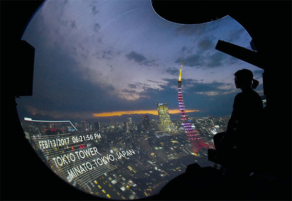 專家表示,人們越是陷入一種虛幻的美好世界之中,就越可能對現實世界產生厭惡甚至仇恨。圖為2017年7月18日,在東京,一名記者在體驗虛擬現實乘坐系統。(Toru Yamanaka / AFP)