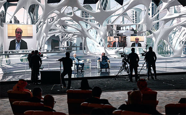 在科技巨頭追求商業利潤的驅動下，元宇宙這個虛擬社會的概念正在走向現實，走向被庸俗毀滅的道路。圖為2021年1月27日，約100名商業大亨虛擬參加沙特阿拉伯開設的投資論壇並發言。（Fayen Nureldine / AFP）