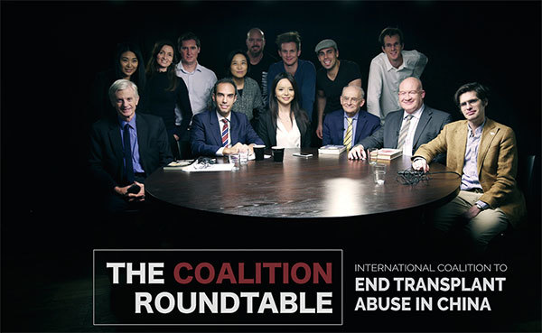 2016年10月,「聯盟圓桌會議」在瑞典斯德哥爾摩錄製期間拍攝的照片。後排是,休斯(左二)、她的先生盧克(左三)、導演諾曼.比約萬德(左五);前排是「聯盟圓桌會議」的專家小組。(Cour tesy of Normann Bjorvand)