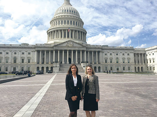 2020年3月10日,休斯(左)和「共產主義受難者紀念基金會」總裁克里斯蒂娜.奧爾尼(Kristina Olney)在華盛頓國會山前合影。(Courtesy of ETAC)