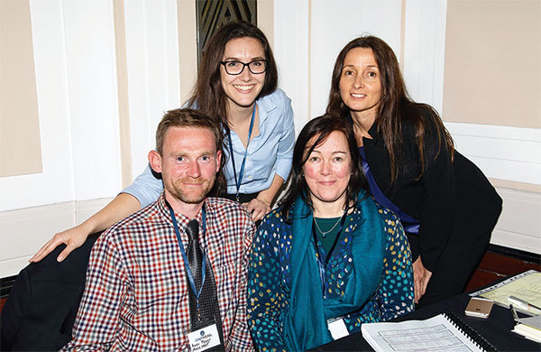 2018年12月,休斯和ETAC的志願者們在倫敦幫助處理後勤工作。(Courtesy of ETAC)