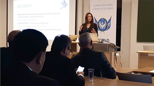 2019年12月,休斯在布魯塞爾舉行的「世界維吾爾代表大會」上發言。(Courtesy of ETAC)