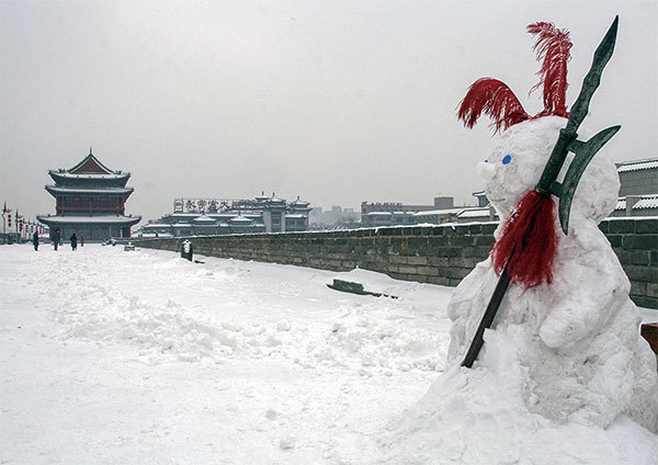 1月1日晚上7點,孕婦孫女士腹痛前往醫院,但醫院不讓進,原因是他們的核酸檢測結果已超過48小時。在氣溫零下的室外,幾小時後,孫女士八個月的孩子胎死腹中。圖為西安古城牆上的雪人。(STR/AFP)