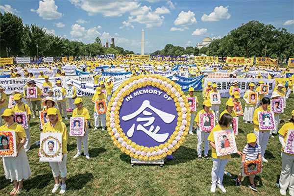 西安「社會面清零」模式,就是從土改、鎮反開始,再到對民主人士、對法輪功及對維族人清零的族群迫害的一個變種。圖為2021年7月16日,法輪功學員在美國華府國家廣場舉行反迫害集會。(戴兵/大紀元)