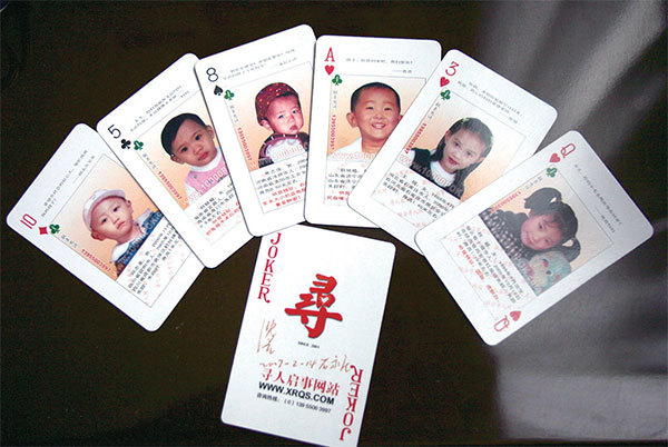 中共數十年無神論洗腦、文革毀掉了中國人的道德根基,使人口販賣問題嚴重邪惡和暗黑。圖為尋人網站將失蹤兒童照片製作成撲克牌,在以拐賣兒童聞名的地區分發。(China Photos/Getty Images)