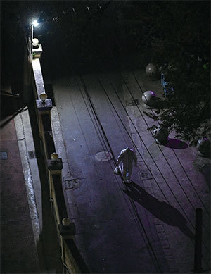 經過幾周封城後,經受壓抑的上海民眾,因為疲於尋找食物、人們開始焦慮,「不確定性開始充滿人們的大腦:我們是否會再次恢復正常?武漢模式對上海有用嗎?」(HECTOR RETAMAL / AFP)