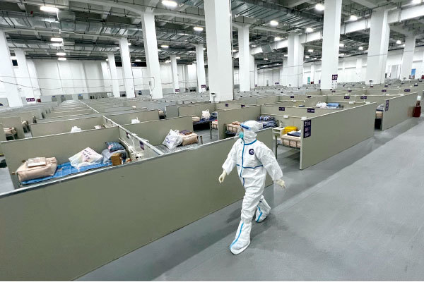 上海知名作家六六的父母染疫痊癒後,天天被居委會嚇唬要拖他倆到方艙,導致母親心臟病發。圖為2022年4月7日,上海一家場館改建為方艙醫院。(STR / AFP)