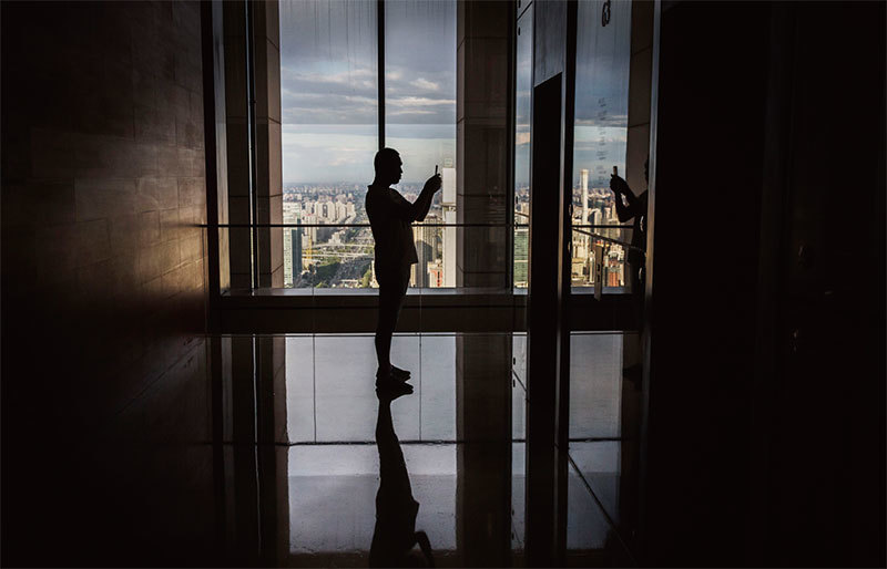 郭文貴指，曾有一名新疆21歲小夥子，因使用假身分住酒店被抓後，被以涉嫌恐怖主義要搞爆炸的罪名判處死刑，肝、腎就被盜走了。（Getty Images）