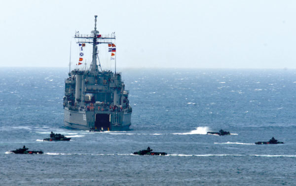 在美國的島鏈策略構想當中,台灣是中美軍事角力的兵家必爭之地。圖為2017年5月台灣軍方在澎湖外海舉行的「漢光」演習。(Sam Yeh / AFP)