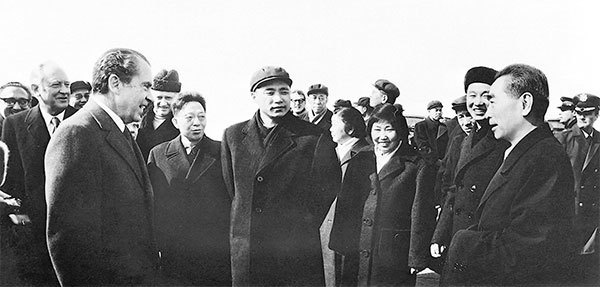 1972年2月28日,美國總統尼克松(左)訪華期間,在上海與中共總理周恩來(右)簽署美中簽署的第一份聯合公報。(Xinhua / AFP)