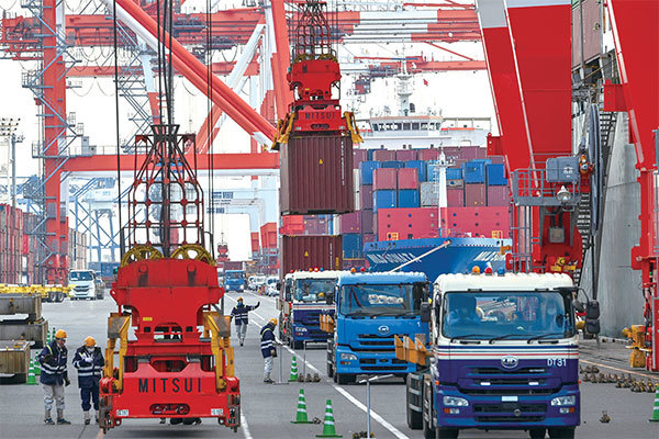 日本是個島國,因地理環境造成了一個其與生俱來的致命弱點:對國際航運的依賴。圖為2022年1月20日,日本東京港口的國際貨運碼頭。(Kazuhiro Nogi / AFP)