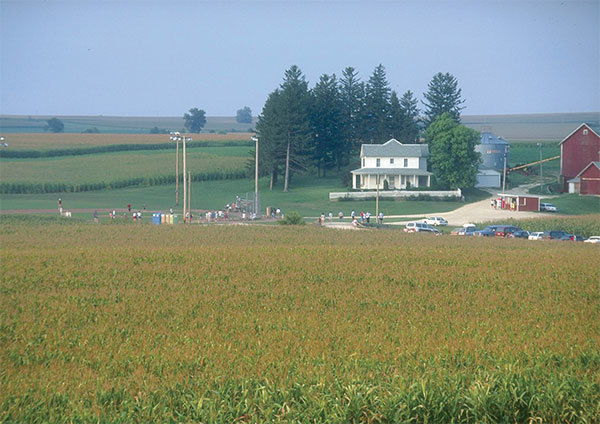 2016年大北農集團員工在美國愛荷華州的玉米地裡竊取轉基因種子並寄回中國而被判有罪。圖為棒球電影《夢幻成真》在愛荷華州一處玉米田中蓋的棒球場。（Jonathan Daniel / Getty Images）