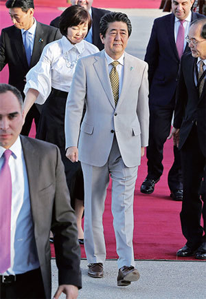 安倍的從政道路上始終都有昭惠夫人努力不懈的影子。圖為2018年4月30日，時任日本首相安倍晉三（右）和夫人安倍昭惠（後）抵達安曼阿麗亞王后國際機場，對約旦進行正式訪問。（Khalil Mazraawi / AFP）